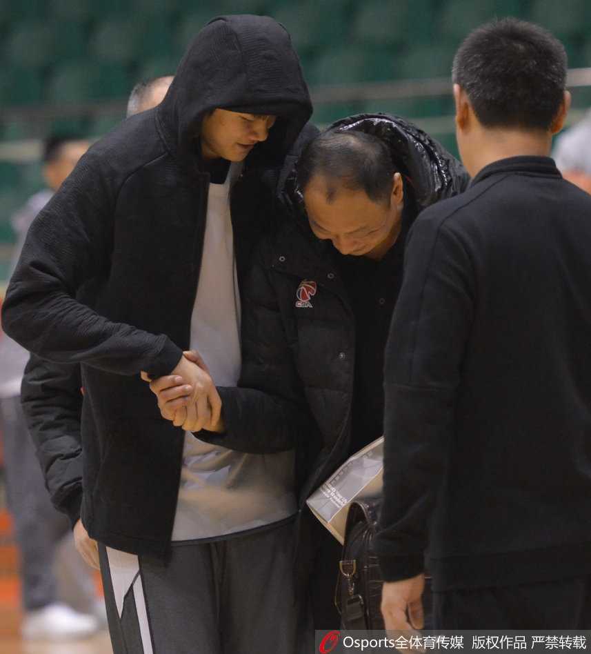 丁彦雨航在三分线外自信出手，篮球在空中划过完美弧线，眼神专注而坚定，仿佛要将胜利收入囊中。