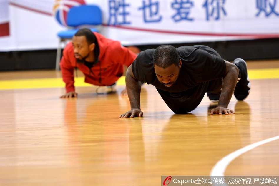 训练场上气氛严肃而专注，教练组为队员详细讲解战术跑位，球员们围拢倾听每一个细节力求在季后赛中完美执行