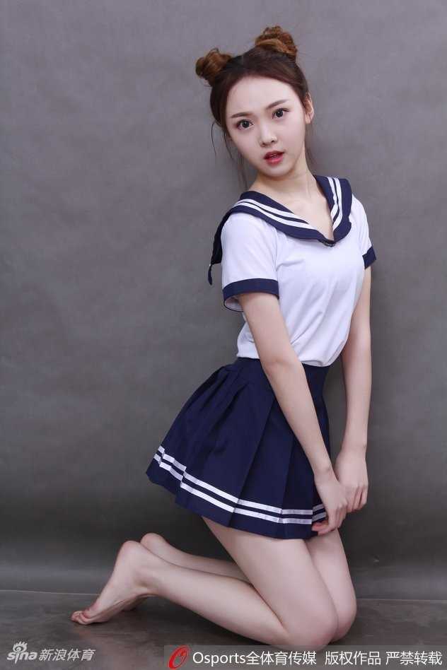 阳光洒在女孩认真的侧脸上，她身穿白色衬衫搭配格子领带，洋溢着浓浓的学院气息