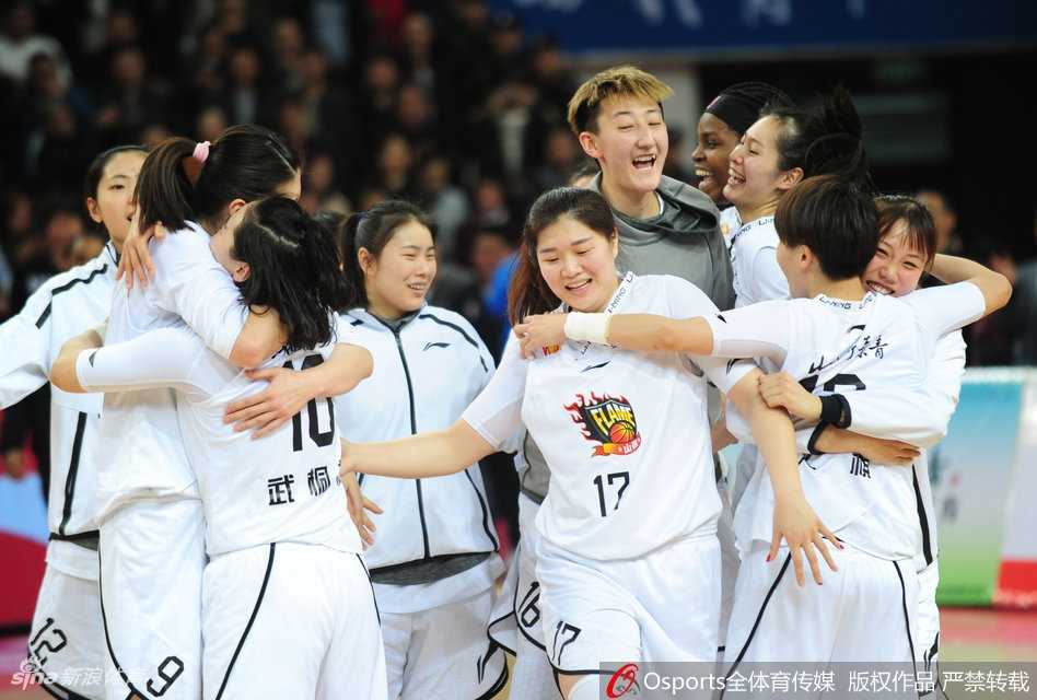 山西女篮晋级总决赛后，球员们在场中央围成一圈激情呐喊庆祝，脸上洋溢着胜利的喜悦和晋级的荣耀