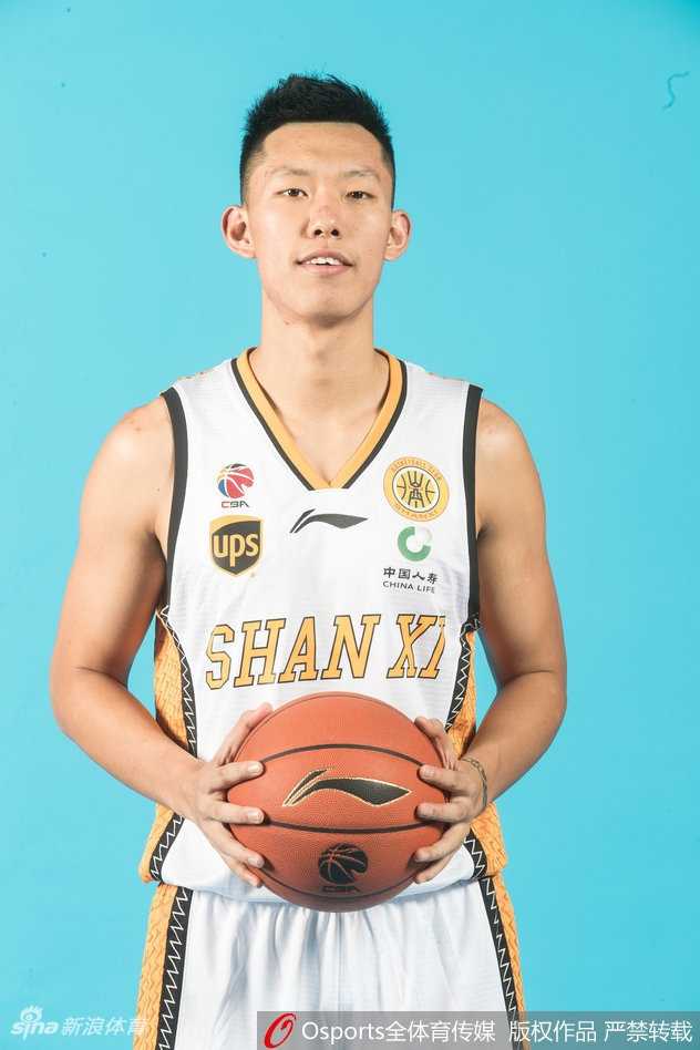 全队写真的大合影中，邢志强、候兴宇、刘冠岑、曾令旭、原帅、闫鹏飞以及主教练刘义祥悉数在列。大家紧紧靠拢，刘义祥指导双手环抱胸前站在中央，全队上下团结一心，新赛季的野心与斗志溢于言表。