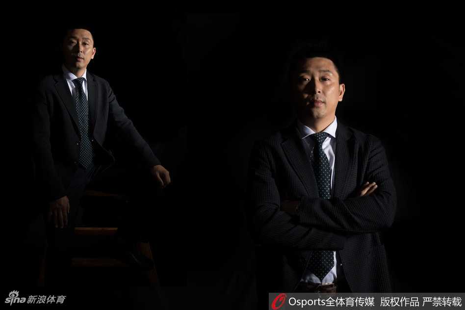 胡雪峰手持自己各个时期效力江苏队的战袍，眼中满是不舍与眷恋，这些球衣见证了他从青涩少年成长为篮坛传奇的每一步。