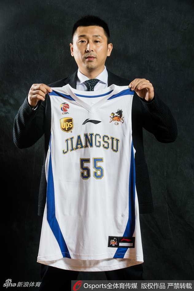 在镁光灯的聚焦下，胡雪峰手持绣有自己名字的55号退役纪念球衣，目光坚毅地望向远方，属于他的球员时代虽已落幕，但传奇故事将永远激励后来者。