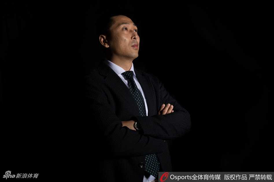 在退役写真拍摄中，胡雪峰与青春活力的篮球宝贝一同展示不同时期的战袍，刚毅与柔美交织，仿佛在诉说着那些年赛场内外的温情瞬间。