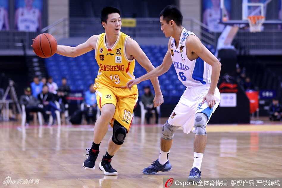 同曦外援帕戈突破时痛苦倒地，手捂脚踝表情挣扎，伤病瞬间让赛场气氛凝固