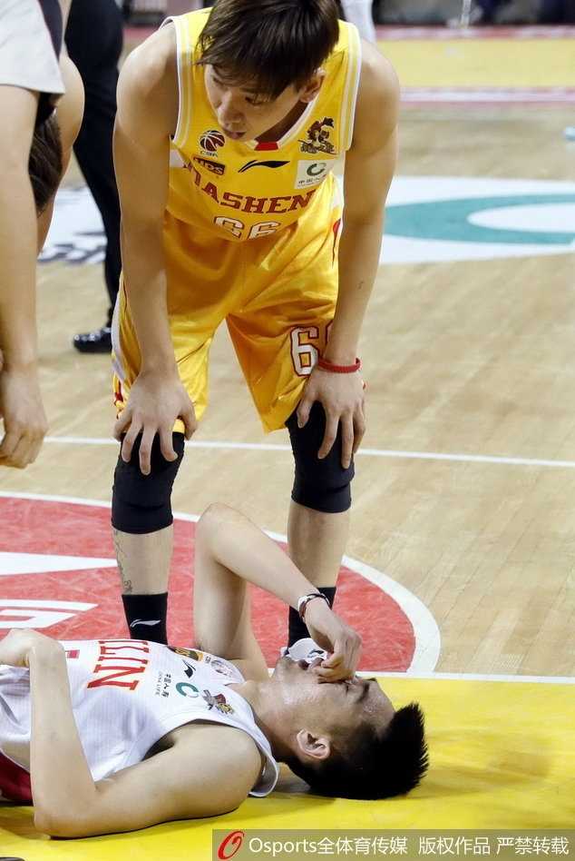 简单包扎后重新登场的崔晋铭，鼻子里塞着止血布，眼神坚毅地运球推进，准备组织下一次进攻。