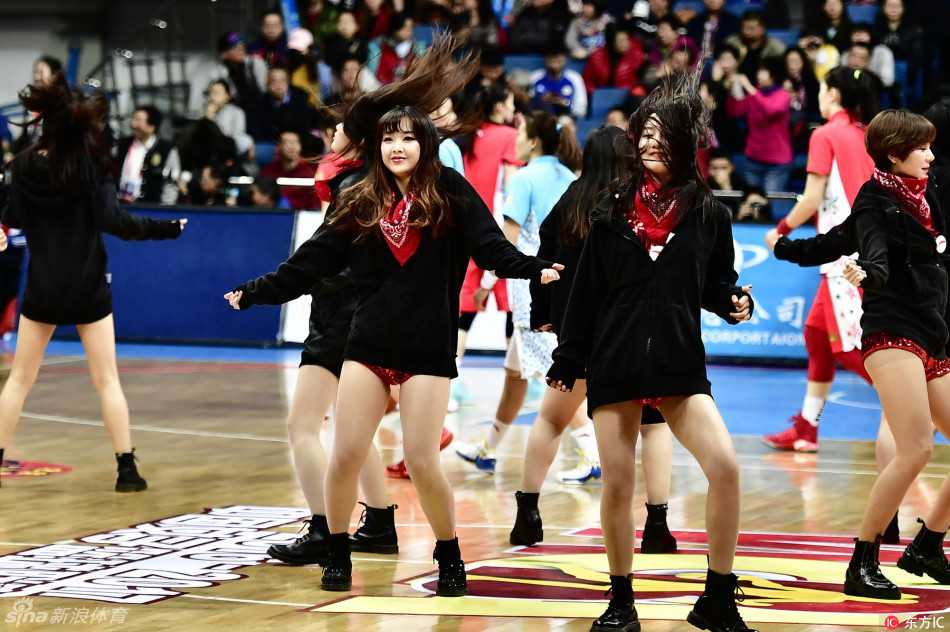 总决赛尘埃落定，拉拉队员们依旧用最灿烂的笑容和最饱满的热情进行着最后的表演，她们与现场沸腾的欢呼声融为一体，为这个精彩的赛季画上了圆满的句号。