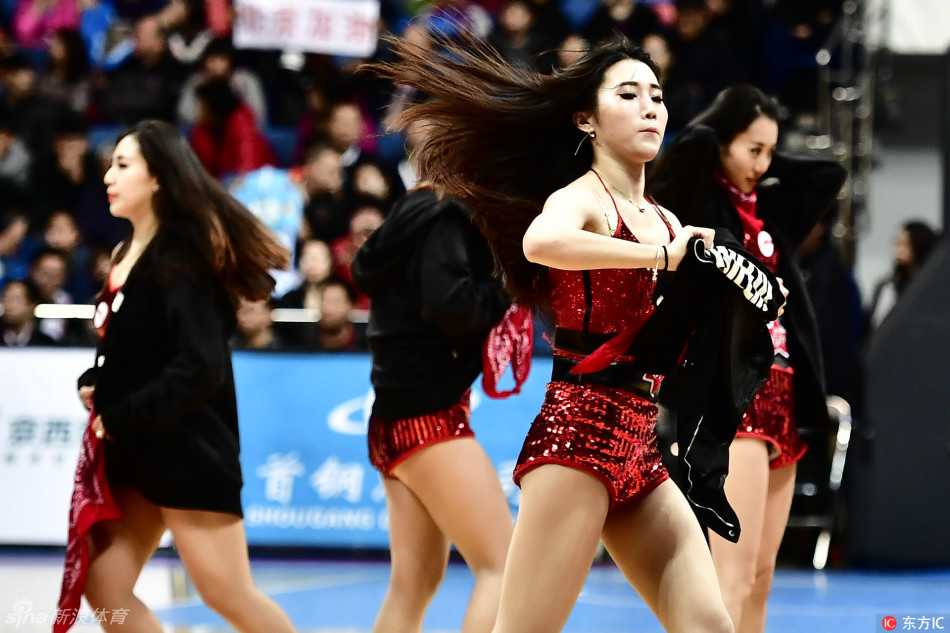 在绚丽的舞台灯光下，拉拉队宝贝们尽情舞动，手中的花球随着节奏飞舞，她们用专业而富有激情的表演，为这个冠军之夜增添了无尽的魅力。