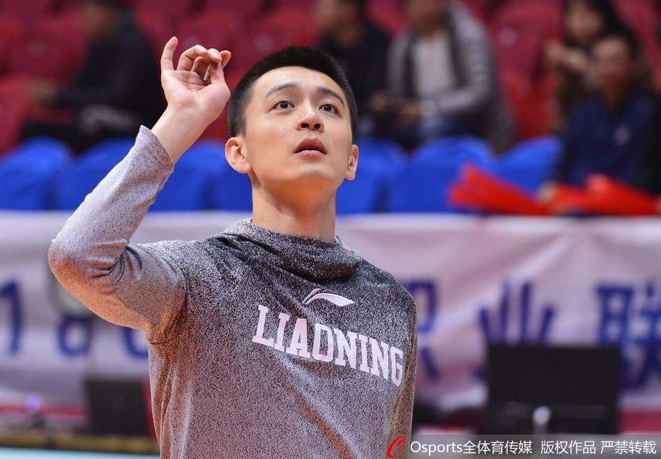 辽宁队的绝对核心哈德森在热身中表情冷峻，他一次次稳稳命中远投，皮球在空中划出的弧线仿佛预示着今晚必将有一场恶战。