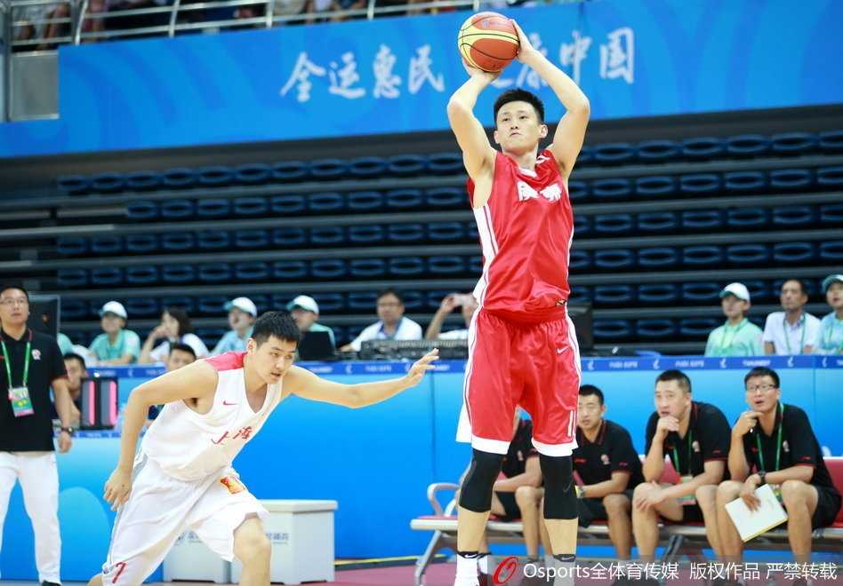 广东队顾全外线发炮，皮球划过一道完美弧线空心入网，手起刀落间尽显射手本色。