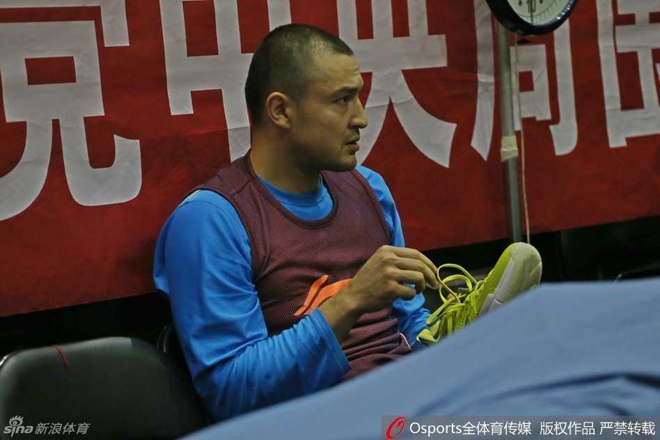 队医为布莱切进行最后的手法放松，布莱切却趁机对着镜头挤眉弄眼，逗乐了身后的工作人员。