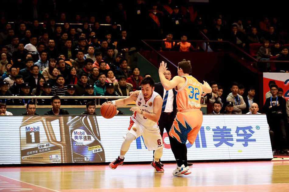 悍将睢冉底线突破如猎豹潜行，目光如炬寻找队友，身体对抗中展现出惊人的核心力量。