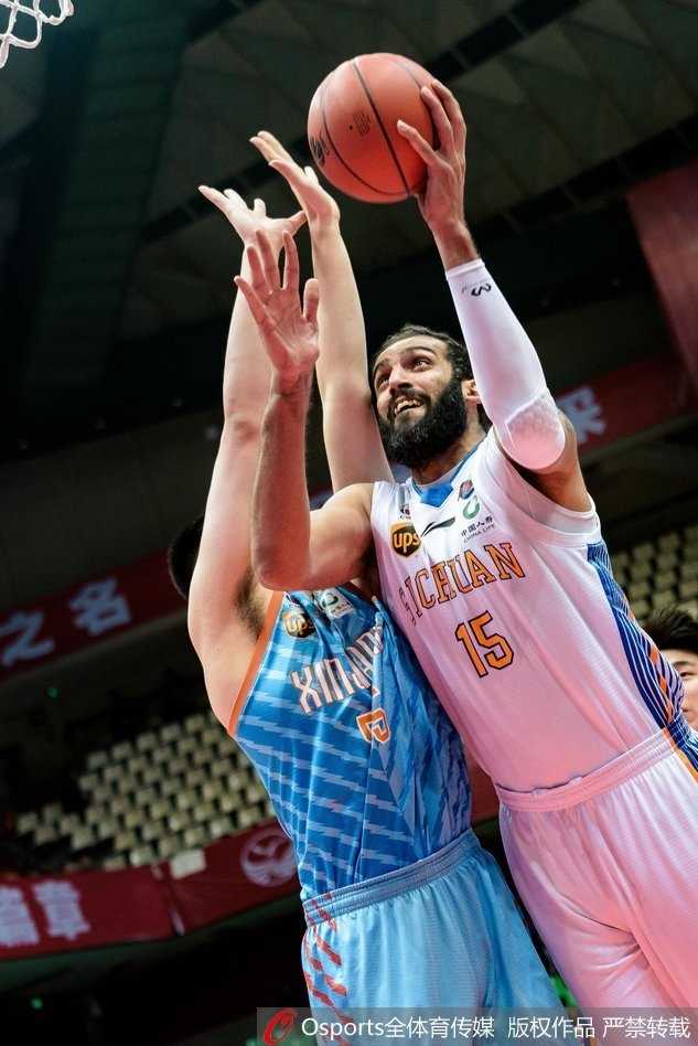 四川品胜队全体队员在比赛结束后围聚在中圈，大家高举手臂相拥庆祝这场来之不易的爆冷胜利。