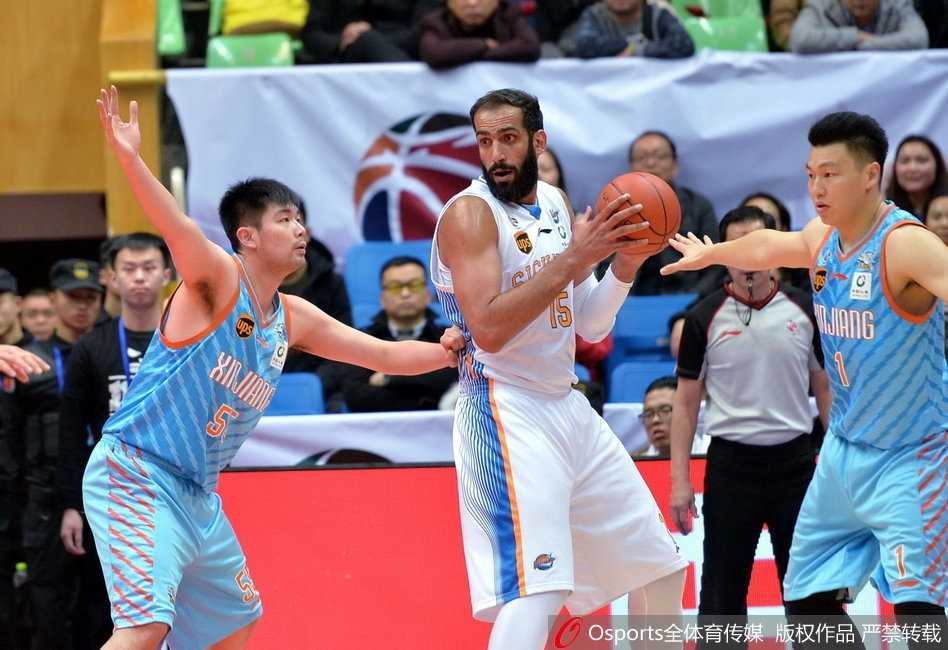 哈达迪篮下接球后双手重扣，新疆两名防守球员只能望球兴叹，这一刻他仿佛巨人般统治了禁区。