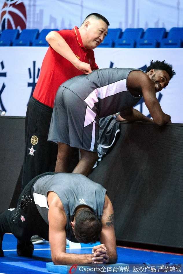 外援哈达迪在训练中进行内线强打，他需要尽快找回状态带领球队走出困境。