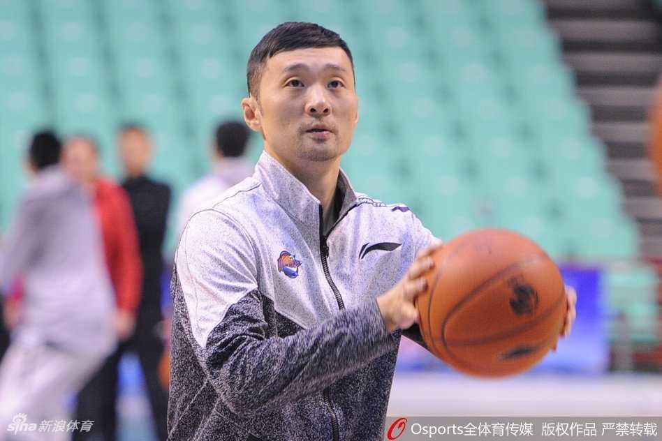 夕阳透过训练馆的窗户，洒在球员们汗流浃背的背影上，他们肩并肩走向场边，这光影交织的画面不仅记录了一场普通训练课的结束，更见证了四川男篮在逆境中团结前行的决心。