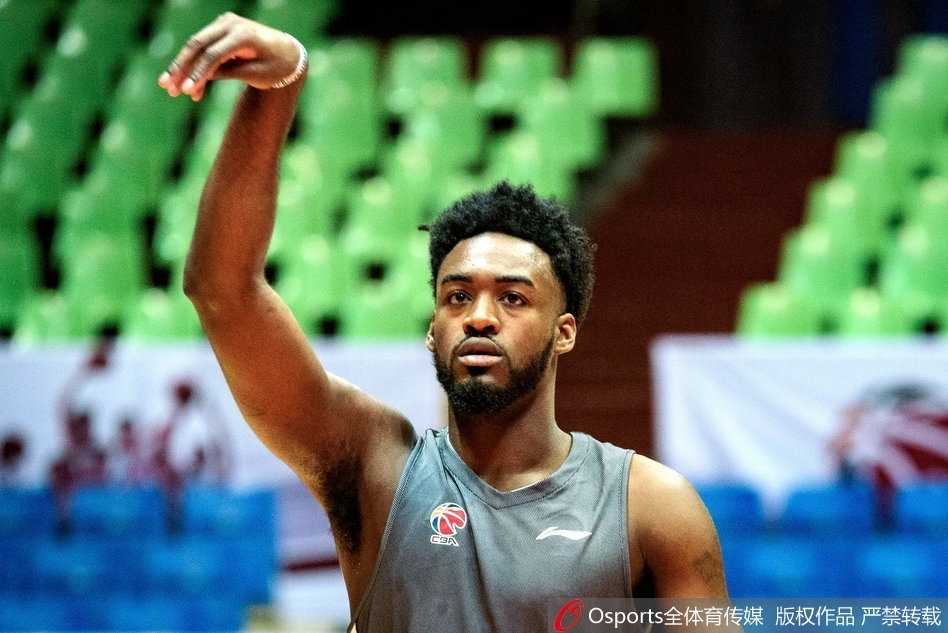 吴楠训练间隙擦汗瞬间，眼神依然紧盯着球场，纹身在汗水的映衬下更显光亮，透露出职业球员的专注与执着