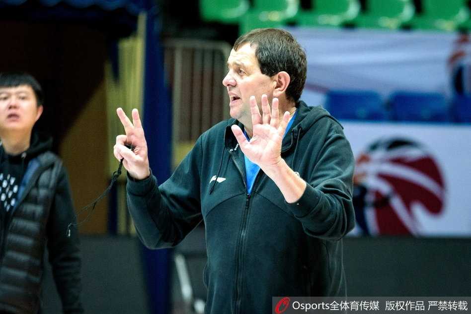 吴楠在训练中肌肉线条分明，背部纹身图案复杂精致，他正专注地进行运球练习，寓意着个人技术与坚韧意志的结合