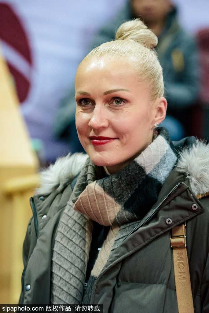 镜头拉近，女篮外援的脸上洋溢着轻松的笑意，背景是座无虚席的看台，她似乎已经完全融入到这场大逆转的喜悦之中，为四川队的精彩表现喝彩。