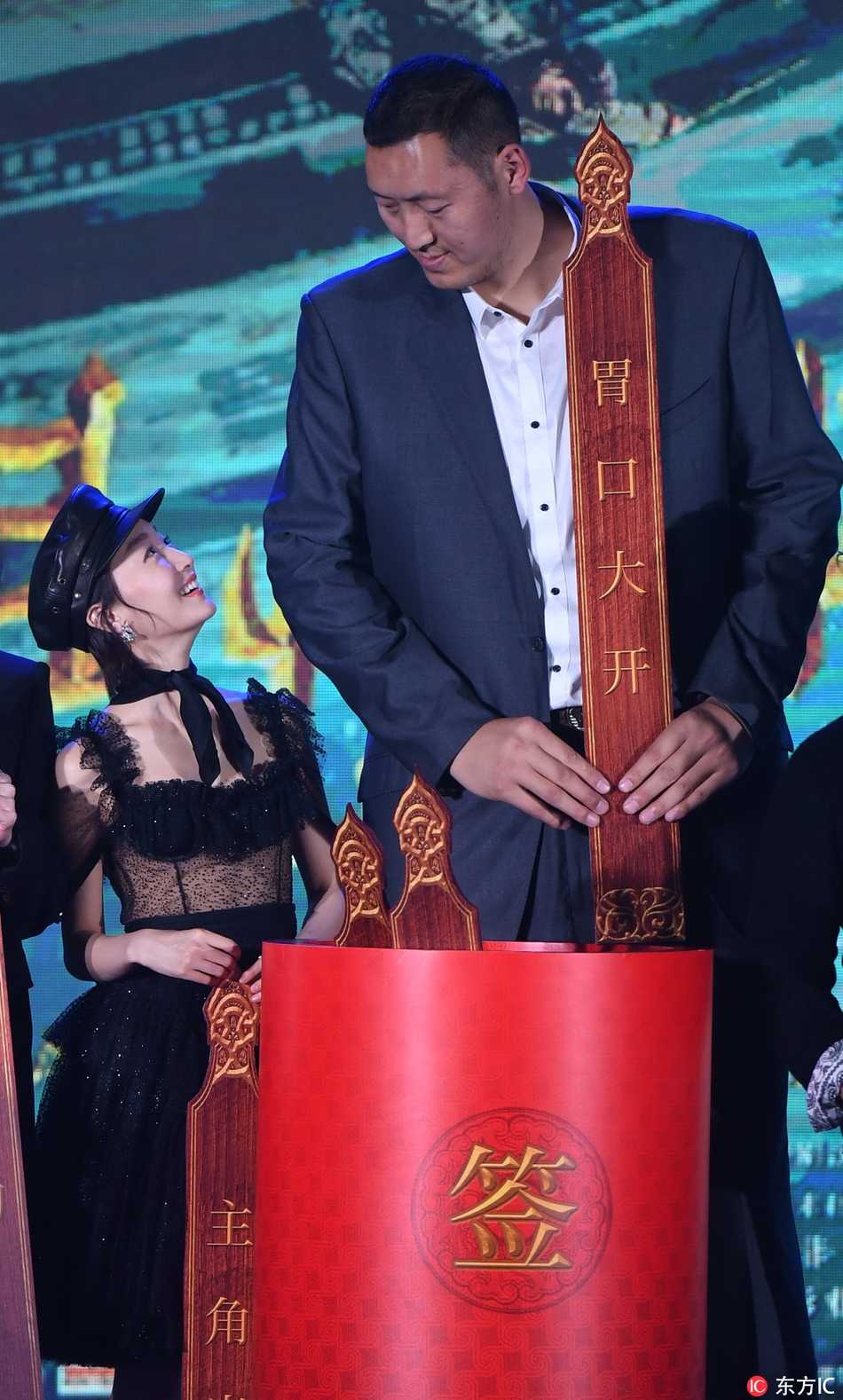 发布会尾声，孙明明露出憨厚而温暖的笑容，与周围相对娇小的身影对比鲜明，这一瞬间的温情定格，仿佛卸下了角色的盔甲，回归那个热爱生活的普通人。