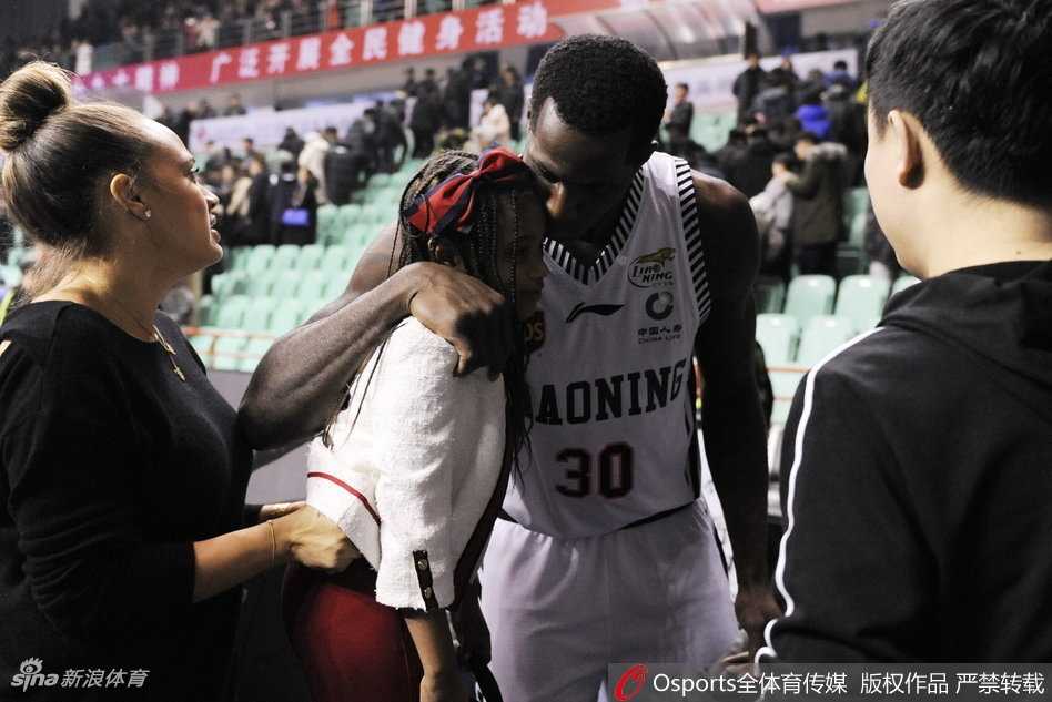 在球员通道内，巴斯一手抱着孩子，一手与亲友击掌，幸福的笑容挂在脸上，这是一个属于胜利与团聚的夜晚。