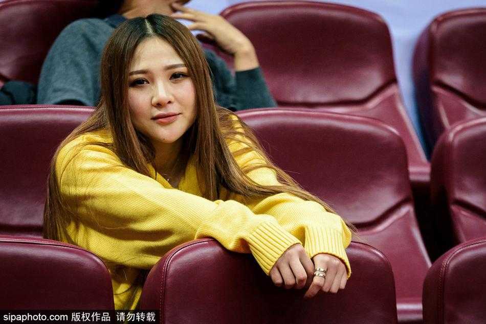 赛后，这位被镜头多次捕捉的幸运女孩起身准备离场，脸上带着一丝满足的微笑，仿佛刚刚经历了一场酣畅淋漓的精神洗礼，她的出现成为今夜最美的插曲。