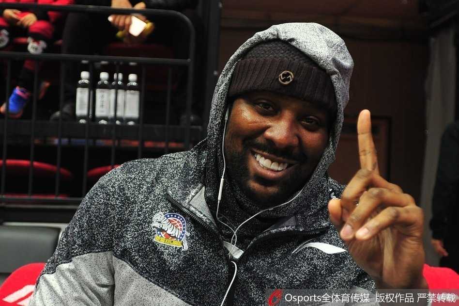 身形圆润的布拉切现身看台，双手插袋眼神专注，仿佛在审视自己即将回归的战场。