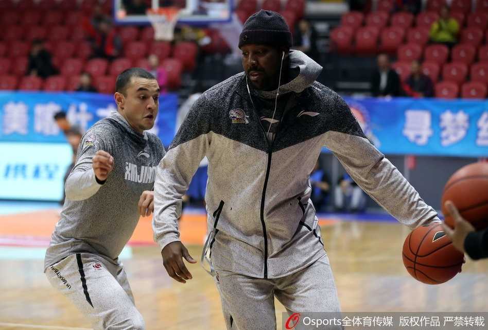 布莱切坐在场边紧盯着场内局势，左手托腮若有所思，似乎在脑内演练着战术配合。