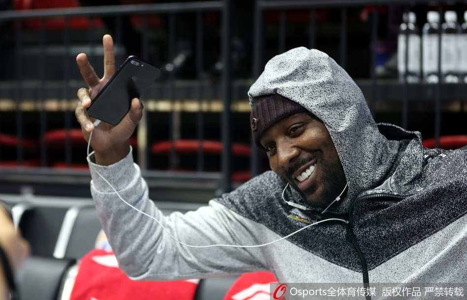 布拉切神情严肃地凝视赛场，身后是热情的观众，此刻的他与球场近在咫尺却又远在天涯。