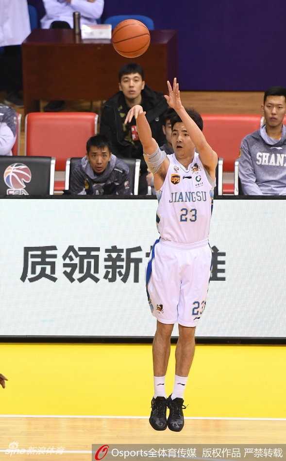老将易立持球强行突破，他的身影如箭般锐利，面对山西防守悍将李敬宇的贴身紧逼，依旧毫无惧色地杀向内线，展现着江苏篮球的坚韧风骨。