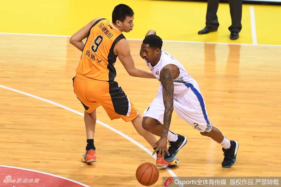 马尚·布鲁克斯在山西队多人围堵下依然闲庭信步，他轻巧地抛射出手，篮球划过一道优美弧线坠入网窝，这一刻他宛如球场上的指挥家。
