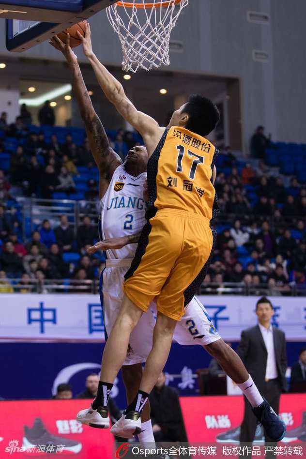 山西队外援沃伦在失去平衡的瞬间奋力将球抛出，眼神中满是不甘与渴望，他全场砍下38分，几乎凭借一己之力将球队从深渊中拉回。