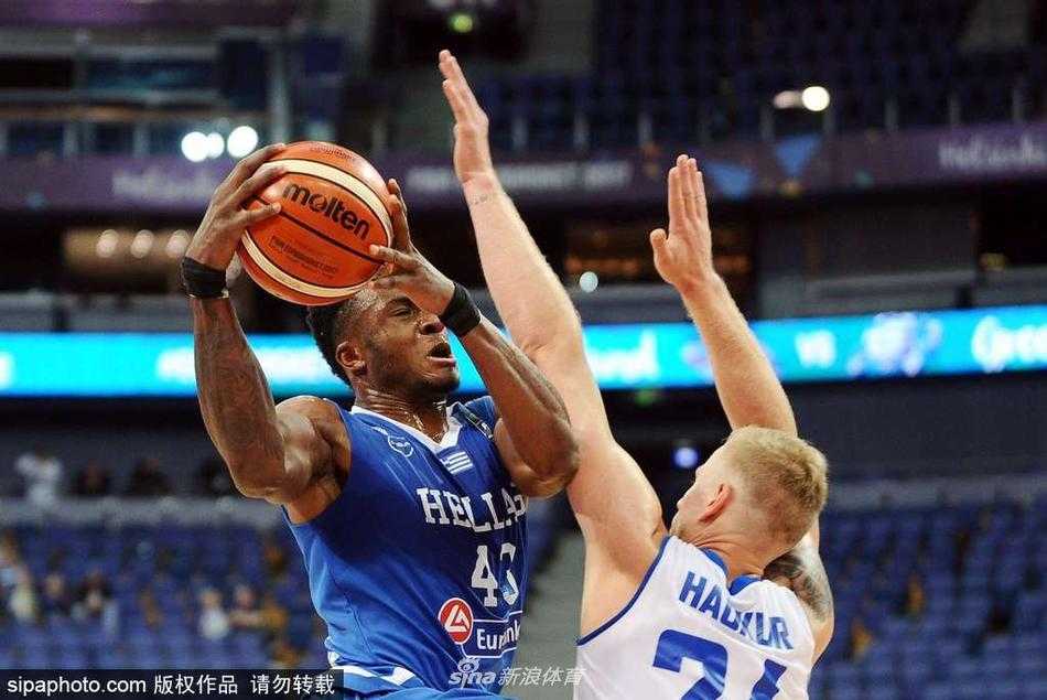 希腊灵魂后卫尼克·卡拉西斯用手术刀般精准的传球洞穿冰岛防线，他犀利的眼神和写意的动作，完美诠释了欧洲顶级控卫的大师风采