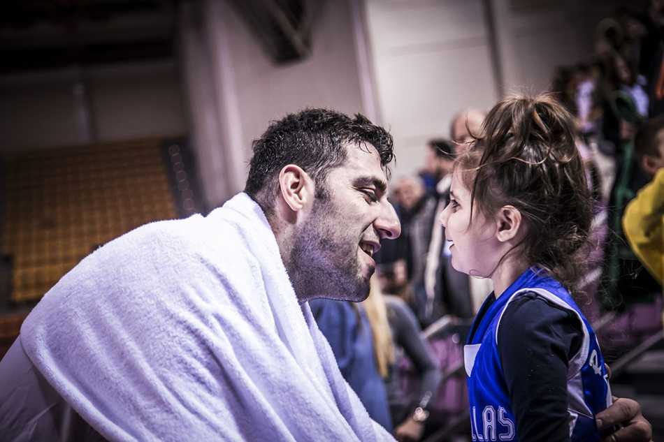 希腊队长博洛西斯在希腊与爱沙尼亚的世预赛中，正用扎实的背身单打技术碾压对手内线，眼神中透露出必胜的决心。