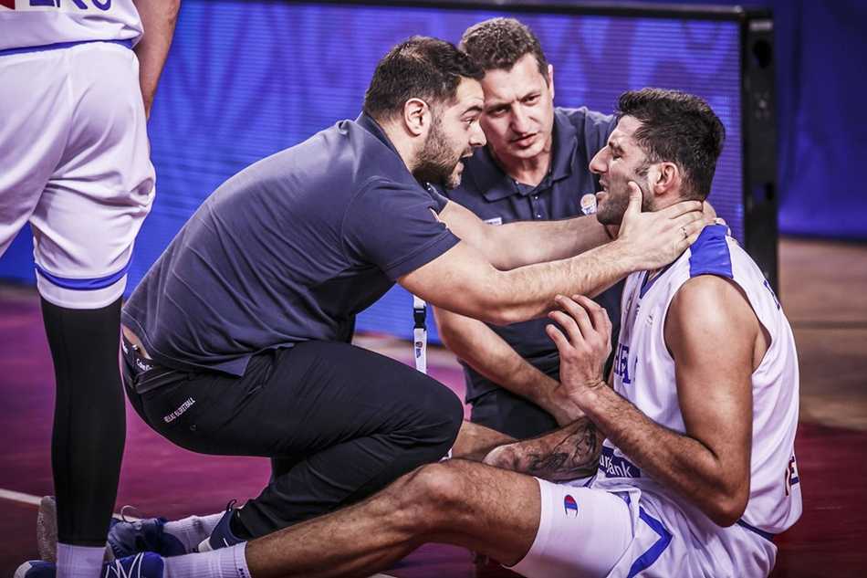 赛后，贡献全场最佳表现的全能战士博洛西斯走向场边，接受希腊球迷们山呼海啸般的欢呼与致意，这一刻他配得上所有的赞誉。