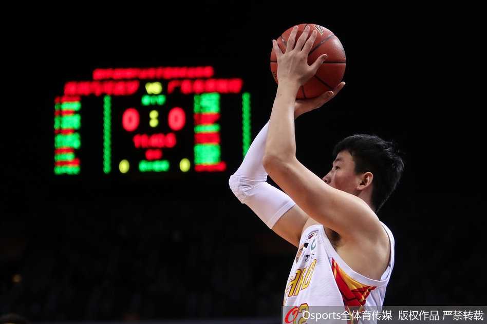 广东队年轻后卫胡明轩如一条灵动的游鱼，加速突破深圳队的防线，在空中对抗后用一个换手拉杆动作将球送入篮网，少年老成令人赞叹。
