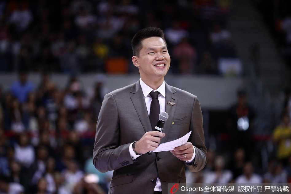 刚刚以总经理身份亮相的朱芳雨在游戏区驻足观看，他身穿休闲西装，神情专注，似乎正在从另一个角度观察着队员们的状态和球迷的热情