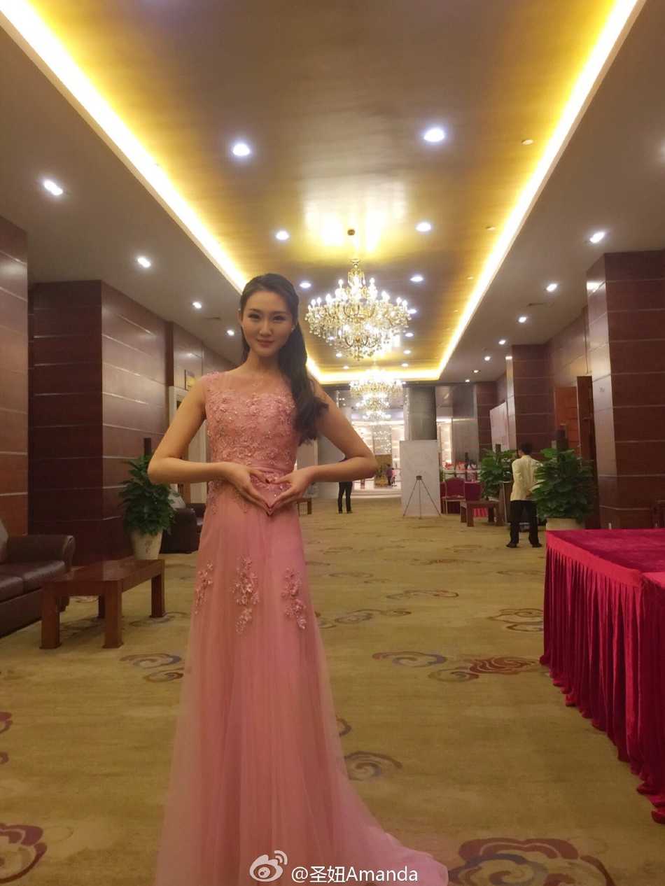 李圣身穿简约白色上衣，回眸一笑百媚生，精致的五官和优雅的颈线展现出她作为平面模特的专业素养，画面极具美感。