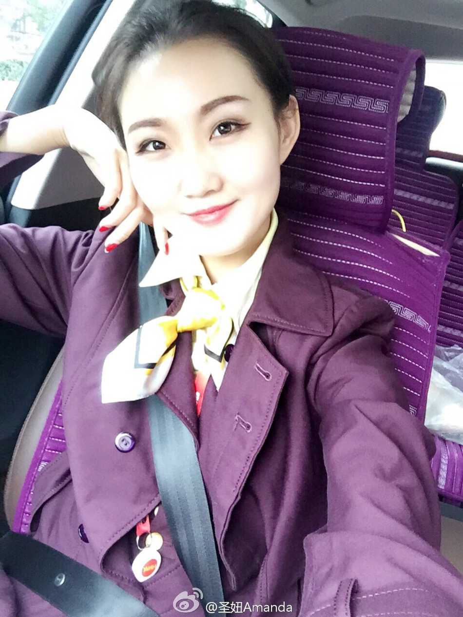 在温馨的居家环境中，李圣展现出知性优雅的一面，举手投足间既有模特的时尚感，又不失东方女性的温婉贤淑。