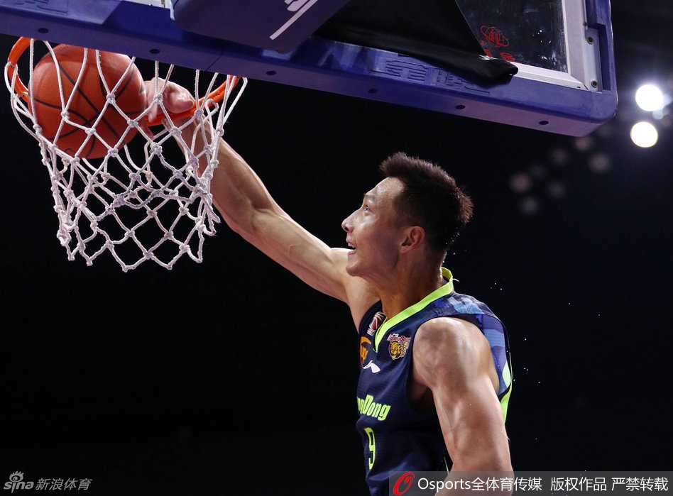 广东德比战中，朱芳雨侧翼出手投篮，动作依旧潇洒稳健