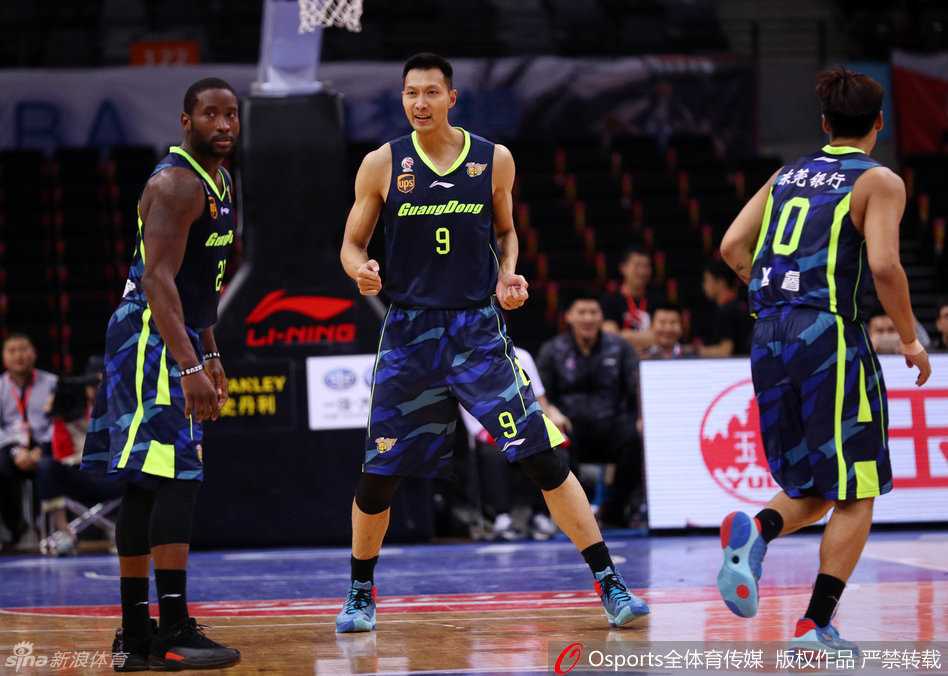 易建联面对旧队友兰佩的防守，紧盯篮下，眼神中充满杀气