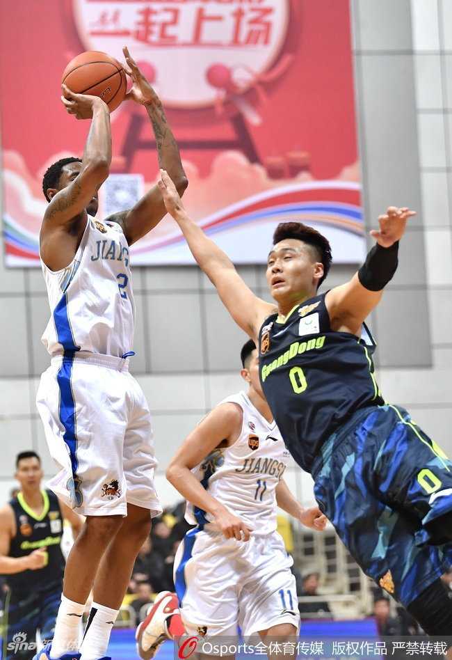 广东队外援斯隆在严密防守下击地传球，队友心领神会空切篮下，场上五人跑位灵活，战术配合如教科书般精准。