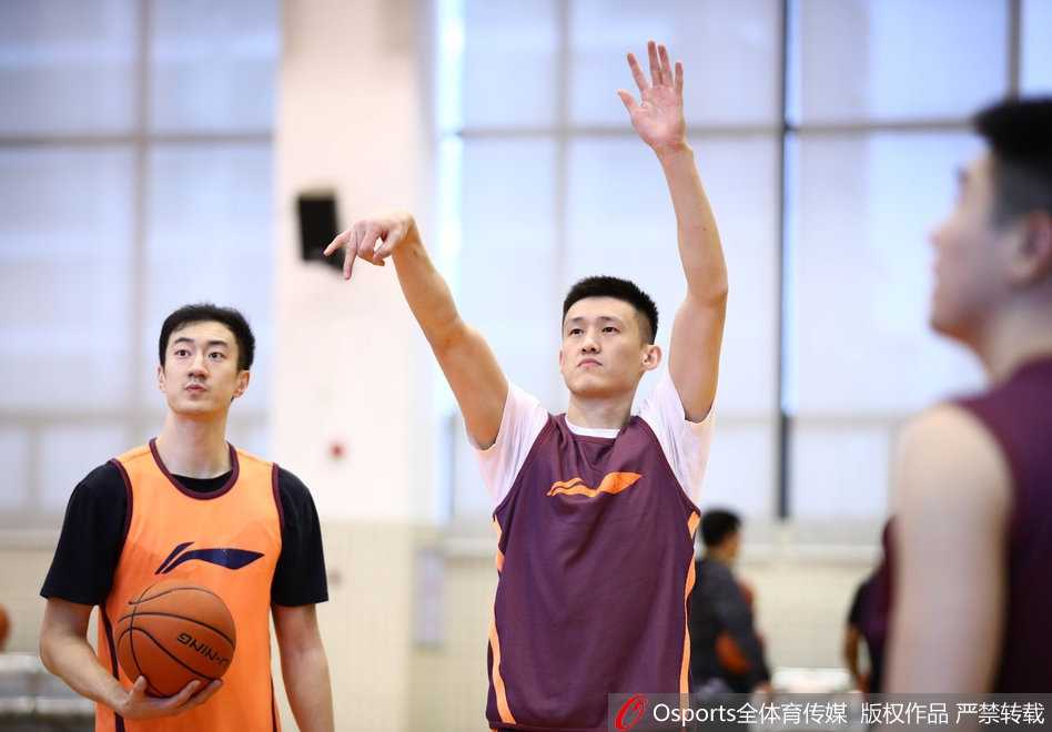 主教练尤纳斯双手抱胸，面色凝重地观察着场上的训练情况，这位欧洲恺撒正在绞尽脑汁为球队寻找克敌制胜的法宝。