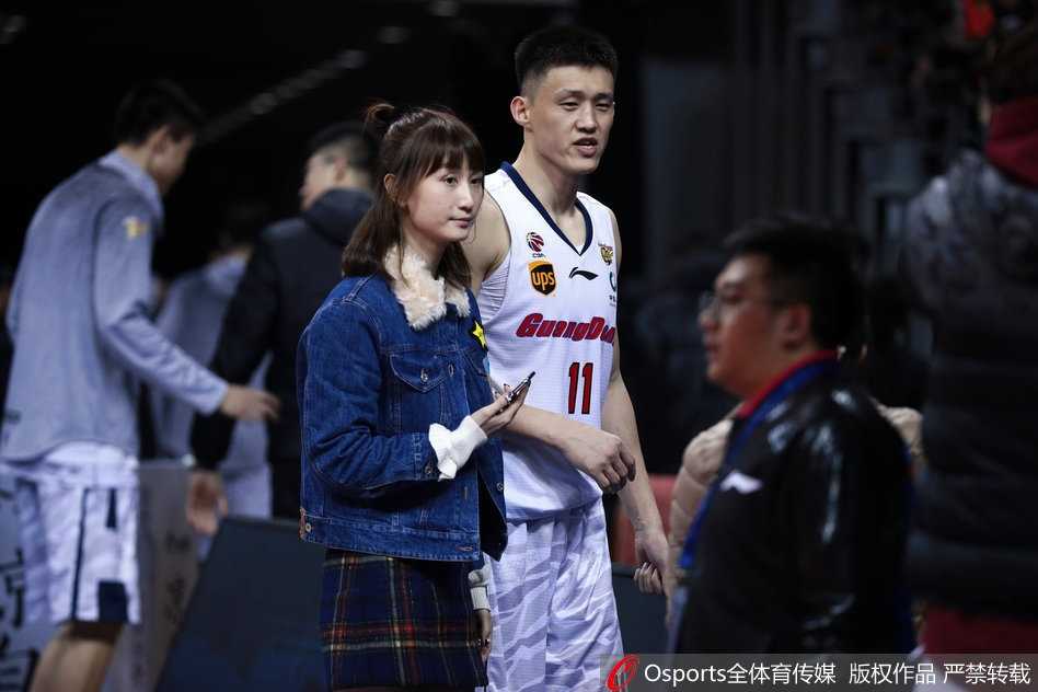 赛后，周鹏妻子的眼神中流露出欣慰与喜悦，她见证了一场属于宏远的艰难胜利，也见证了爱人周鹏的硬汉担当。