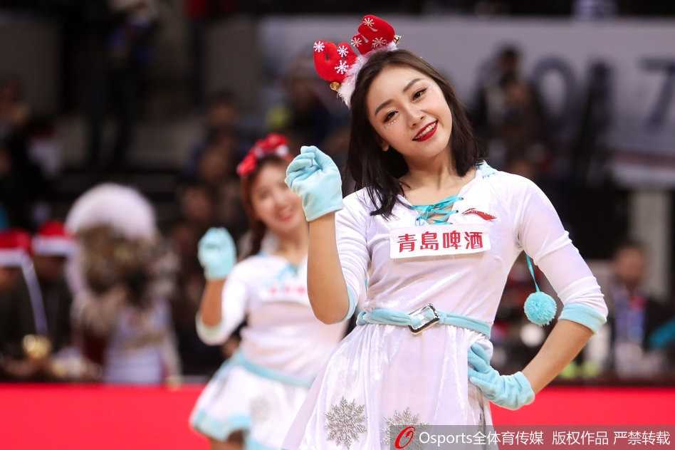 伴随着动感的嘻哈节奏，宝贝们手中的花球上下翻飞，她们脸上洋溢的灿烂笑容仿佛能驱散一切寒意。