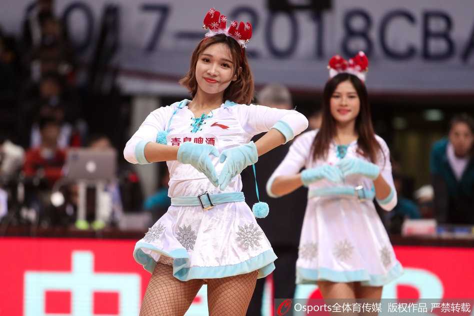 镜头拉近，这位领舞的宝贝动作干净利落，用力挥臂的瞬间展现出一种健康阳光的力量美，完全投入在音乐的世界里。