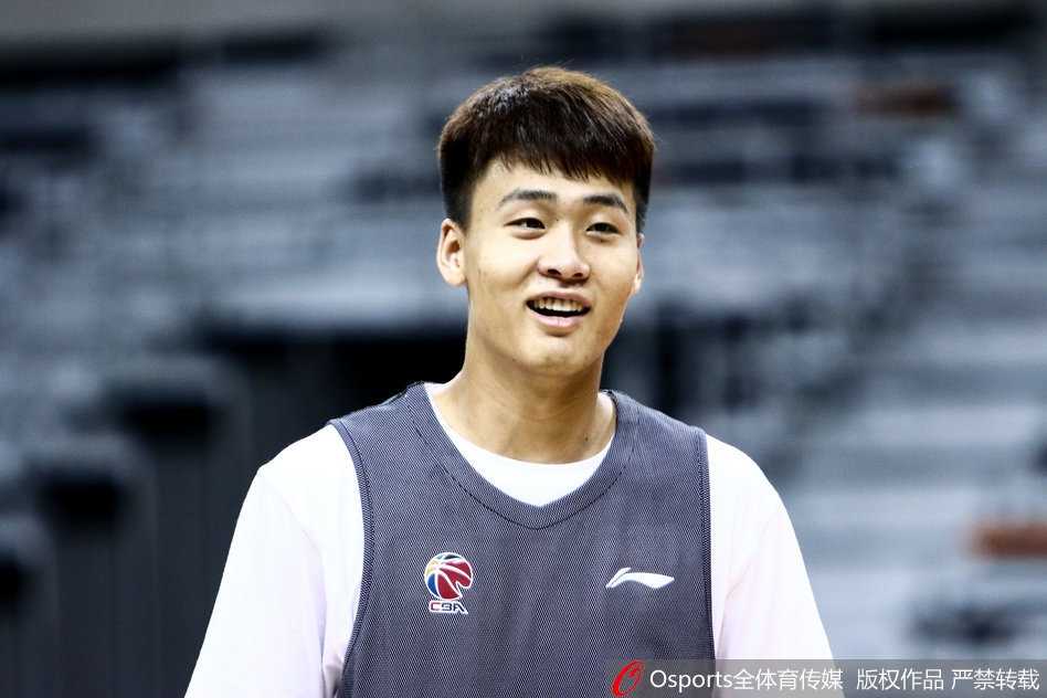 易建联在赛前热身中神情专注，一次势大力沉的单手劈扣引发现场阵阵惊呼，展现出极佳的竞技状态