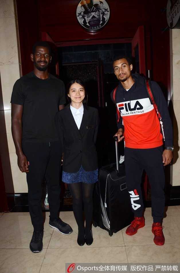 签名结束后，易建联亲切地搂着几位球迷的肩膀，大家站在一起面对镜头，脸上都洋溢着幸福的笑容，留下一张宝贵的合影。