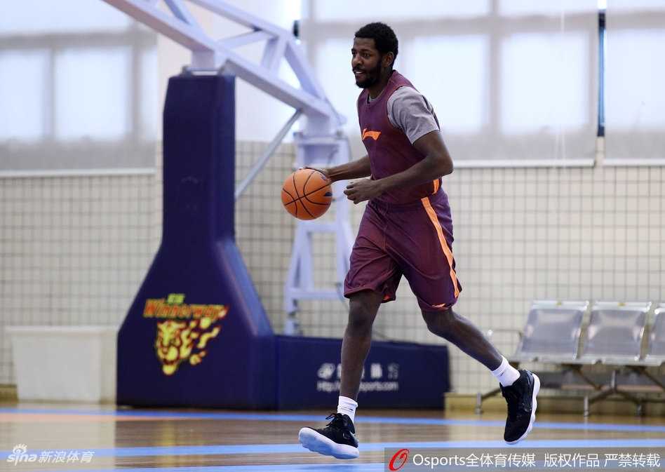 周鹏和队友嬉笑互动，训练间隙气氛活跃