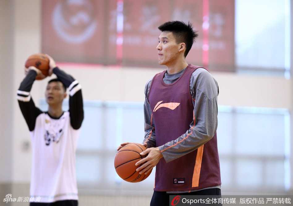 外教指导防守战术，队员们聚精会神倾听